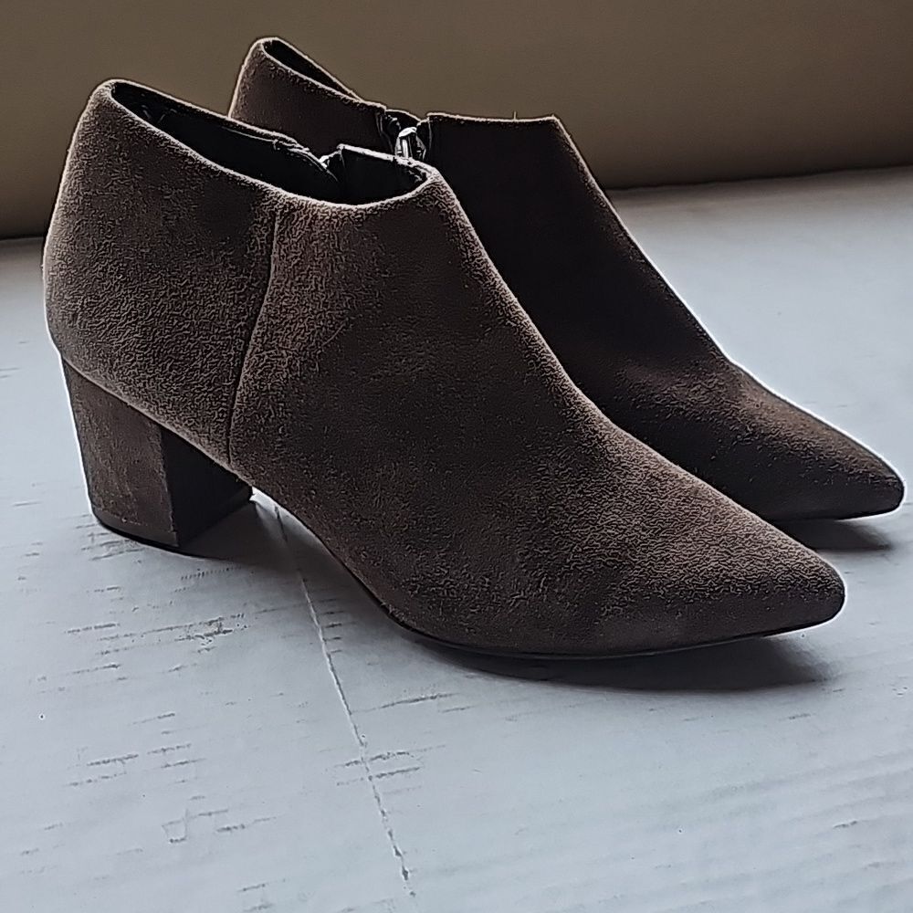Steve madden pointed toe side zip brown suede booties size 6.5